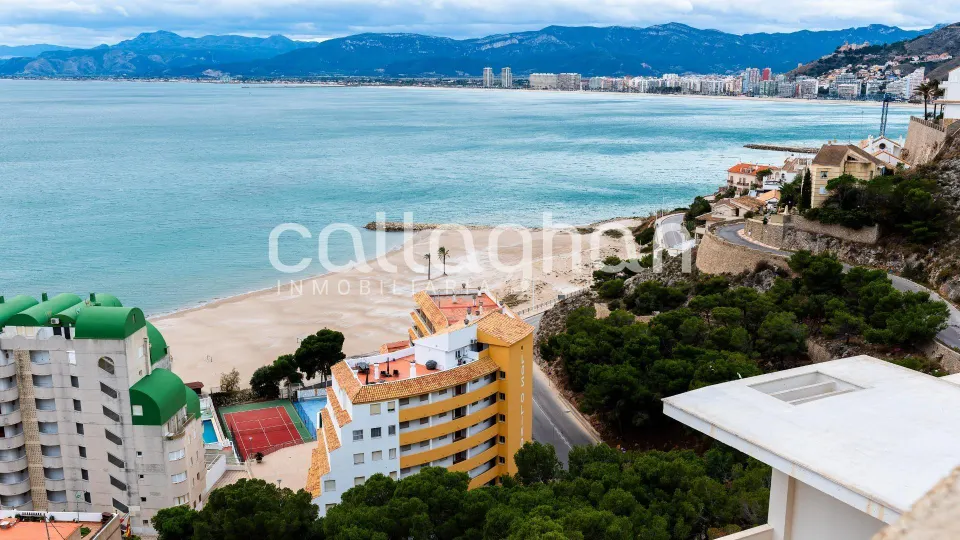 Edificio en venta en primera línea Junto al mar en Playa los Olivos.
