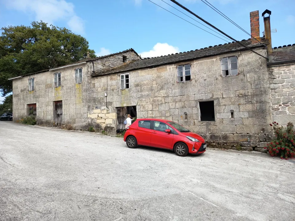 Casa señorial, de piedra, con finca aneja de 3.500 m2, en suelo urbano