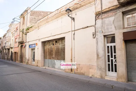 "Terreno o Almacén con doble acceso en pleno centro de Riudoms: ideal para pisos, parking o negocio. !!! INTERESA HABLAMOS !!!