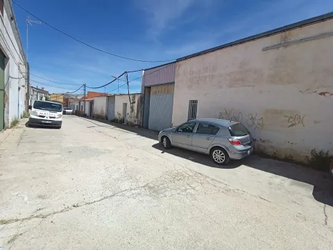 Se vende nave industrial dividida actualmente en varios negocios y una vivienda !!!