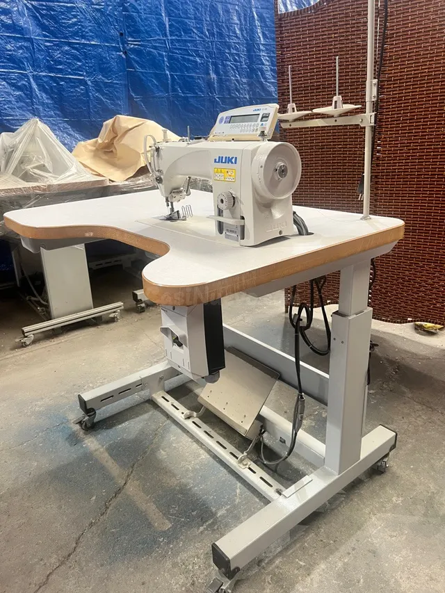 Vendo un lote de siete máquinas de coser con extras y mesas  - foto 3