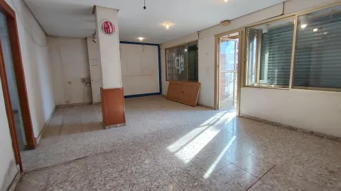 Alquiler local en barrio La Tómbola / Alicante