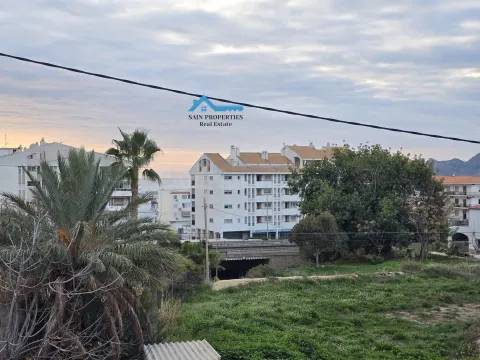 Nave industrial totalmente equipada con altillos, cabinas de pintado y despacho en Altea