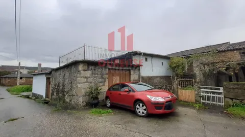 CASA CON GALPÓN, PATIO Y PEQUEÑA PARCELA CERCA DE CELANOVA