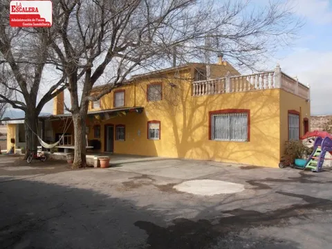 FINCA CON PARCELA DE 41.009 M2, 3 VIVIENDAS Y ALMACEN