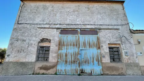 ALMACÉN CON GRAN ALTURA + TERRENO URBANIZABLE EN EL CENTRO DE CUEVAS DE REYLLO