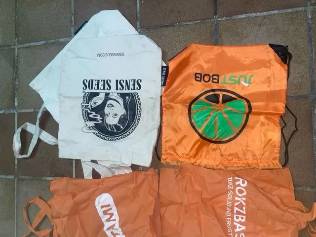Pack mixto de bolsas y mochilas de tela – Malgrat de Mar - foto 2