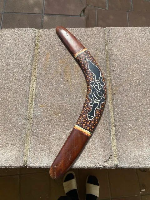 Boomerang de madera artesanal – decoración única en Malgrat de Mar