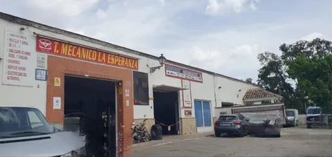 Gran solar y nave industrial en el núcleo urbano de Antequera.