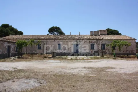 Antigua finca militar con salida al mar