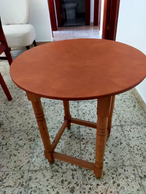 Mesa redonda de madera con tapa de cuero