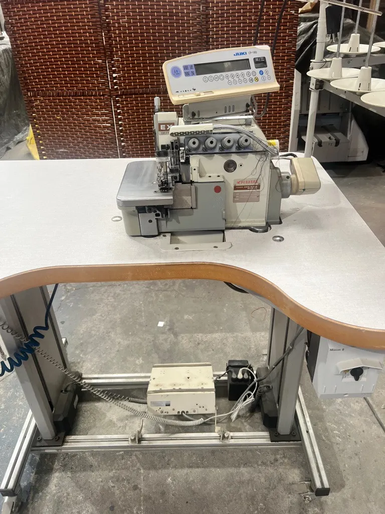 Overlock Industrial Juki CP-180 con mesa