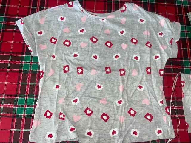 Pijama corta gris con corazones - foto 3
